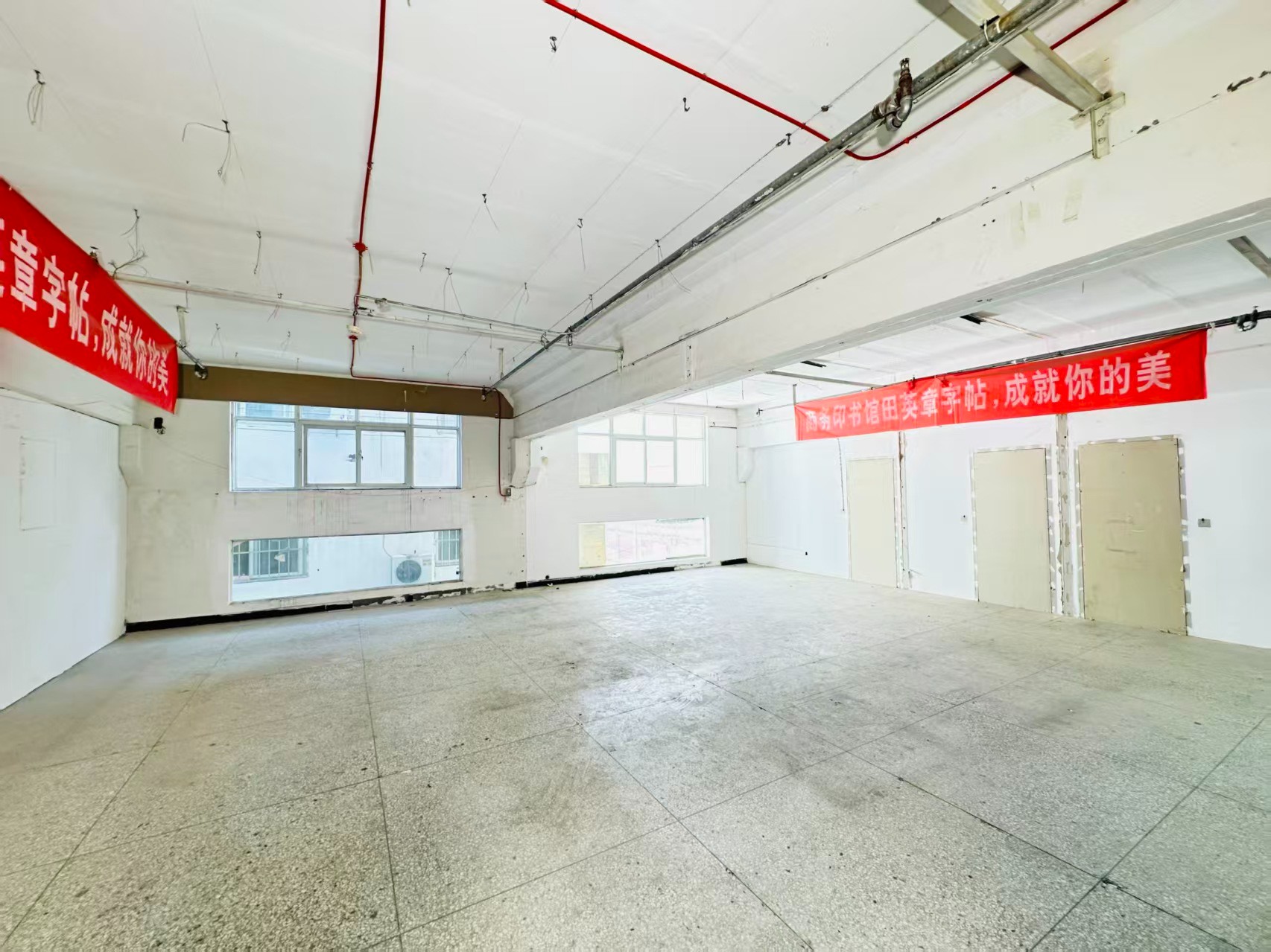 涧东南路重点吸引人工智能应用、数字经济、电商直播、智能制造服务、软件开发、科技创新企业及创业团队入驻